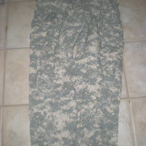 ARMY COMBAT UNIFORM   NWT  Pants  Size Medium Regular